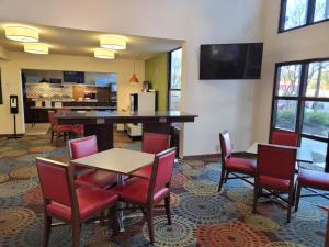 Televisyen dan/atau pusat hiburan di Holiday Inn Express Anderson I-85 - Exit 27- Highway 81 by IHG