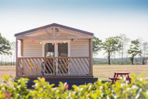 a small house with a table and a bench at Arden Parks Tulderheyde in Poppel