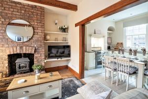 uma cozinha e sala de estar com uma parede de tijolos em The Cottage in Chester, Sleeps 6 with FREE Parking em Chester