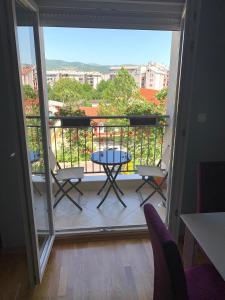 En balkon eller terrasse på Apartmani Zecevic Niksic