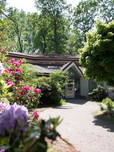 una casa con flores delante en Hotel Heidenauer Hof en Heidenau