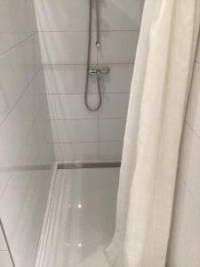 bagno con doccia e tenda doccia di Apartments Tomato a Novigrad Istria