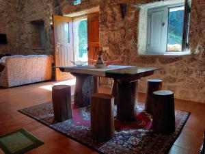 uma mesa de madeira no meio de uma sala em Casa Museu Lagar de Azeite em Terras de Bouro