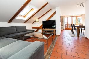 a living room with a couch and a tv at M9 Appartment in Garmisch-Partenkirchen