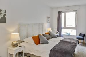 a bedroom with a large bed and a window at Cosy apartment in the hypercentre of Avignon in the Provence- Welkeys in Avignon