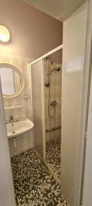 W łazience znajduje się prysznic, umywalka i lustro. w obiekcie Hotel Astoria w mieście Riccione +37 zdjęć