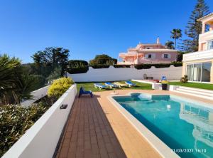 una piscina nel cortile di una casa di Villa Ramos ad Albufeira