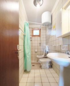 ein Bad mit einem WC und einem Waschbecken in der Unterkunft Ambra in Bibione