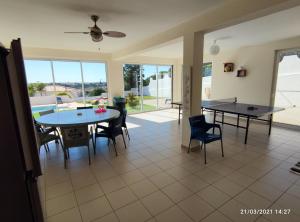 un soggiorno con 2 tavoli e sedie di Villa Ramos ad Albufeira