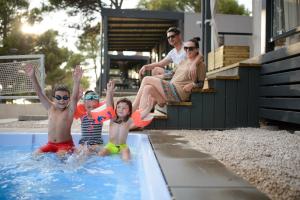 Hostia v ubytovaní Medora Orbis Mobile Homes & Glamping