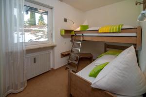 سرير بطابقين أو أسرّة بطابقين في غرفة في Haus Panorama