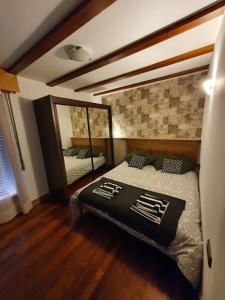 1 dormitorio con cama y espejo grande en Gernika Urdaibai, en Guernica y Luno