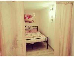 a small bedroom with a bed and a window at Gîte le P'tit Bassoul ouvert toute l'année in Cénevières