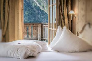 Postel nebo postele na pokoji v ubytování Hotel Silbertal