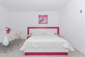 Postel nebo postele na pokoji v ubytování Apartmani Katarina