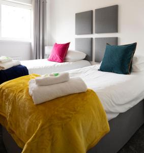 A bed or beds in a room at Parkhill Luxury Serviced Apartments - Hilton Campus