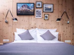 Postel nebo postele na pokoji v ubytování Hotel Silbertal