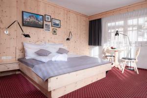 Postel nebo postele na pokoji v ubytování Hotel Silbertal