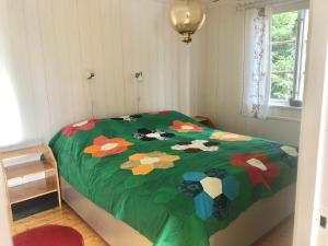 Un dormitorio con una cama con flores. en Bialett, en Järvsö