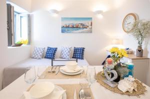 Posezení v ubytování Sole Blu Mykonos Town Apartment One + 28 fotografií