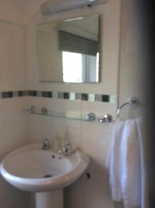 A bathroom at Blantyre Guest House 