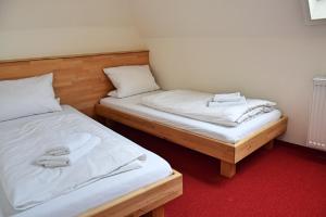 Postel nebo postele na pokoji v ubytování Cafe-Hotel Altreuter