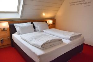 Postel nebo postele na pokoji v ubytování Cafe-Hotel Altreuter + 17 fotografií