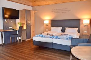 um quarto de hotel com uma cama, uma mesa e cadeiras em Cafe-Hotel Altreuter em Nördlingen