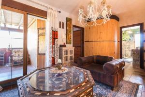 Posedenie v ubytovaní Charming Villa in Padul with Mountain View and Private Pool