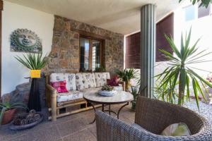 Posedenie v ubytovaní Charming Villa in Padul with Mountain View and Private Pool