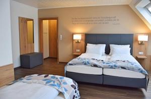 Postel nebo postele na pokoji v ubytování Cafe-Hotel Altreuter