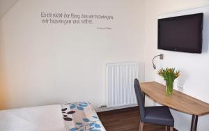 TV a/nebo společenská místnost v ubytování Cafe-Hotel Altreuter