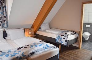 Tempat tidur dalam kamar di Cafe-Hotel Altreuter