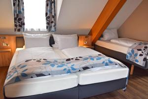 Postel nebo postele na pokoji v ubytování Cafe-Hotel Altreuter
