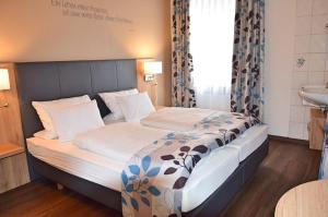 Postel nebo postele na pokoji v ubytování Cafe-Hotel Altreuter