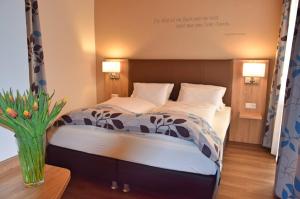 Postel nebo postele na pokoji v ubytování Cafe-Hotel Altreuter