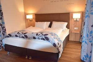 Postel nebo postele na pokoji v ubytování Cafe-Hotel Altreuter