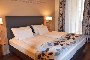Postel nebo postele na pokoji v ubytování Cafe-Hotel Altreuter