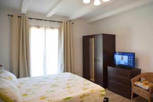 A bed or beds in a room at Casa Montefiore 13 LT nella tranquilla campagna Marchigiana