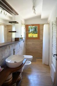 A bathroom at Casa Montefiore 13 LT nella tranquilla campagna Marchigiana