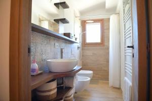 A bathroom at Casa Montefiore 13 LT nella tranquilla campagna Marchigiana