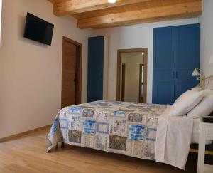 A bed or beds in a room at Casa Montefiore 13 LT nella tranquilla campagna Marchigiana