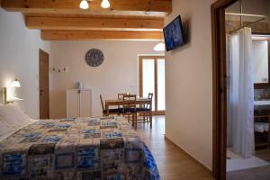 A bed or beds in a room at Casa Montefiore 13 LT nella tranquilla campagna Marchigiana