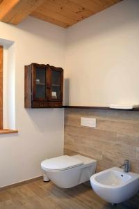A bathroom at Casa Montefiore 13 LT nella tranquilla campagna Marchigiana