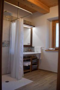 A bathroom at Casa Montefiore 13 LT nella tranquilla campagna Marchigiana Még 36 kép