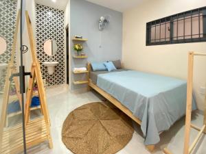Giường trong phòng chung tại Dear House near Bai Sau beach