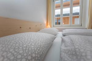巴迪亞的住宿－vedla posta，带窗户的客房内的2张白色床