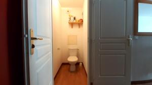 porta che conduce a un bagno con servizi igienici di Appartement résidence des Bottières a Saint-Pancrace Altre 13 foto