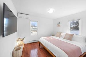 米德爾敦的住宿－Madison Lodge - Middletown, Port Jervis, Hudson River，白色卧室设有一张大床和两个窗户