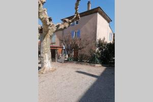 Το κτήριο όπου στεγάζεται  το διαμέρισμα